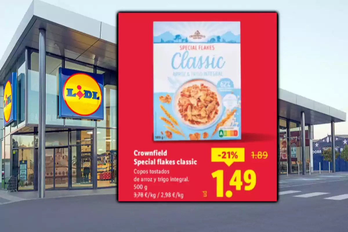 Oferta de copos tostados Crownfield Special flakes classic en Lidl con precio rebajado a 1,49 euros frente a una tienda del supermercado