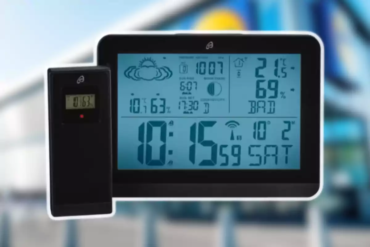 Pantalla digital de estación meteorológica mostrando temperatura, humedad, hora, fecha y pronóstico del clima junto a un sensor externo negro Pantalla digital de estación meteorológica mostrando temperatura, humedad, hora, fecha y pronóstico del clima junto a un sensor externo negro