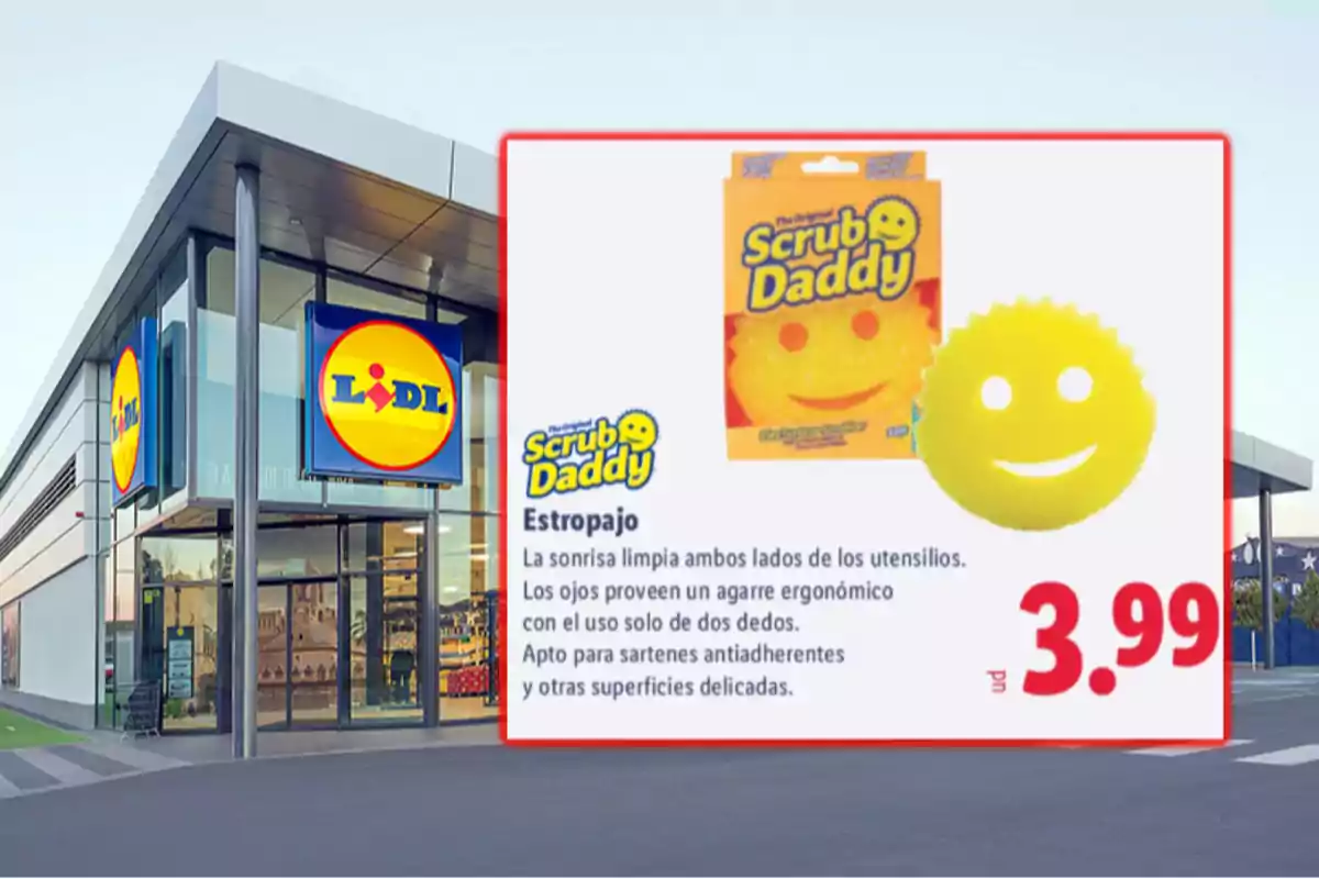 Fachada de una tienda Lidl con un anuncio de un estropajo Scrub Daddy amarillo en forma de cara sonriente, mostrando su precio de 3.99 y algunas de sus características Fachada de una tienda Lidl con un anuncio de un estropajo Scrub Daddy amarillo en forma de cara sonriente, mostrando su precio de 3.99 y algunas de sus características