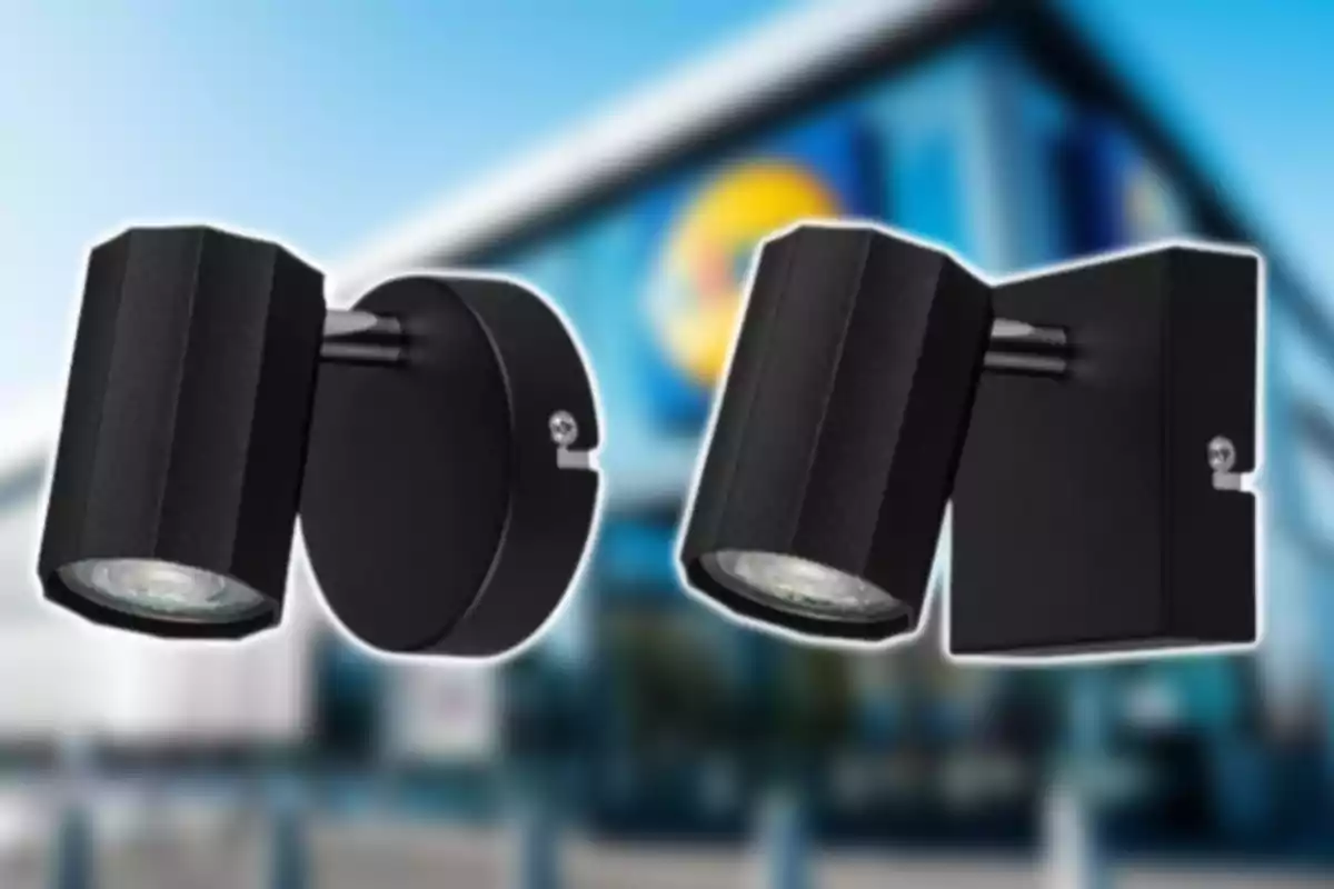 Dos lámparas de pared negras con fondo de una tienda desenfocada