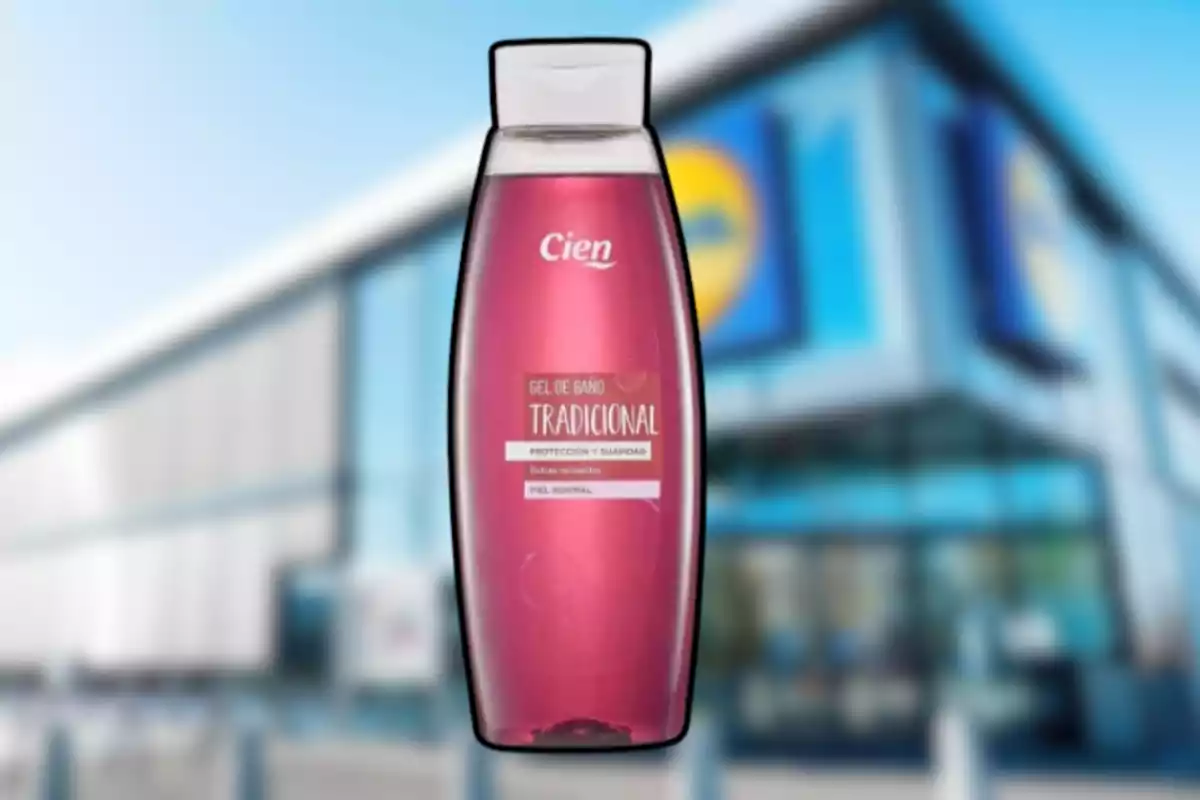 Botella de gel de baño Cien Tradicional frente a una tienda de supermercado desenfocada Botella de gel de baño Cien Tradicional frente a una tienda de supermercado desenfocada