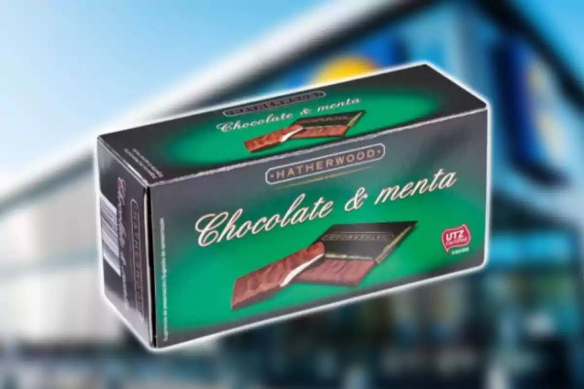 Caja de chocolates Hatherwood sabor chocolate y menta sobre un fondo desenfocado