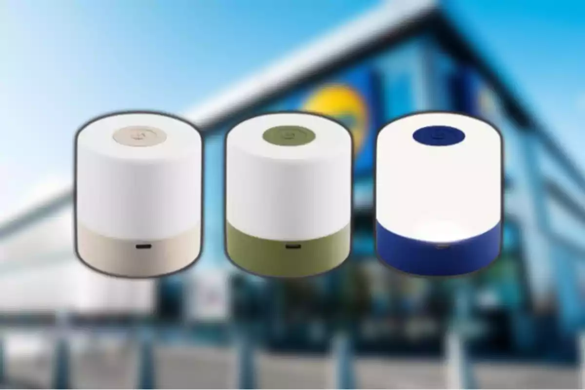 Tres lámparas portátiles de diferentes colores beige, verde y azul sobre un fondo desenfocado de una tienda Tres lámparas portátiles de diferentes colores beige, verde y azul sobre un fondo desenfocado de una tienda