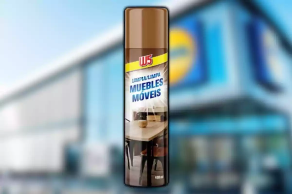 Bote de limpiador de muebles W5 con tapa marrón sobre un fondo desenfocado de una tienda