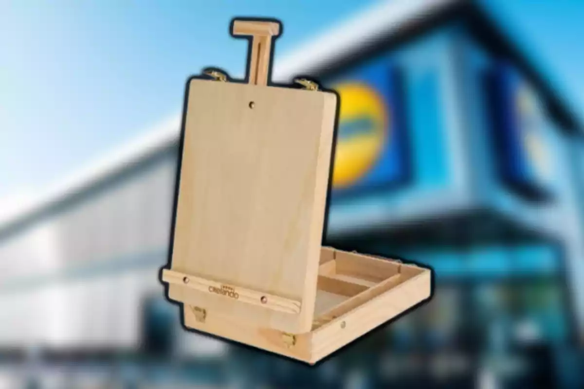 Caballete de madera portátil para pintar con fondo de tienda desenfocada