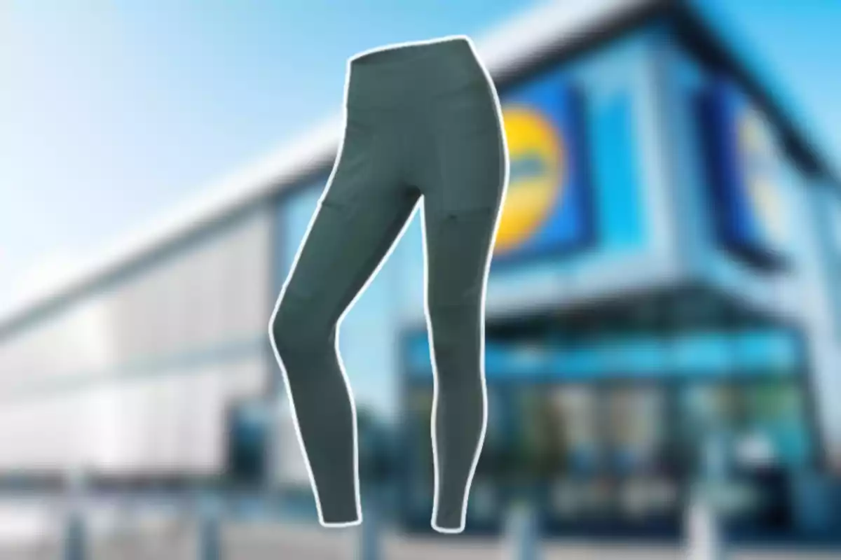 Leggins deportivos verdes con bolsillos al frente de una tienda difuminada Leggins deportivos verdes con bolsillos al frente de una tienda difuminada