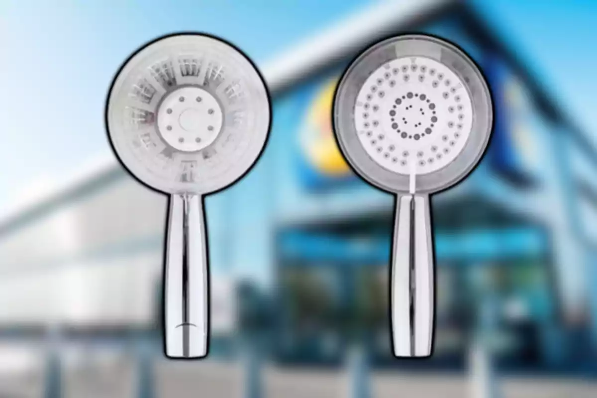 Dos regaderas de mano plateadas con fondo de edificio desenfocado