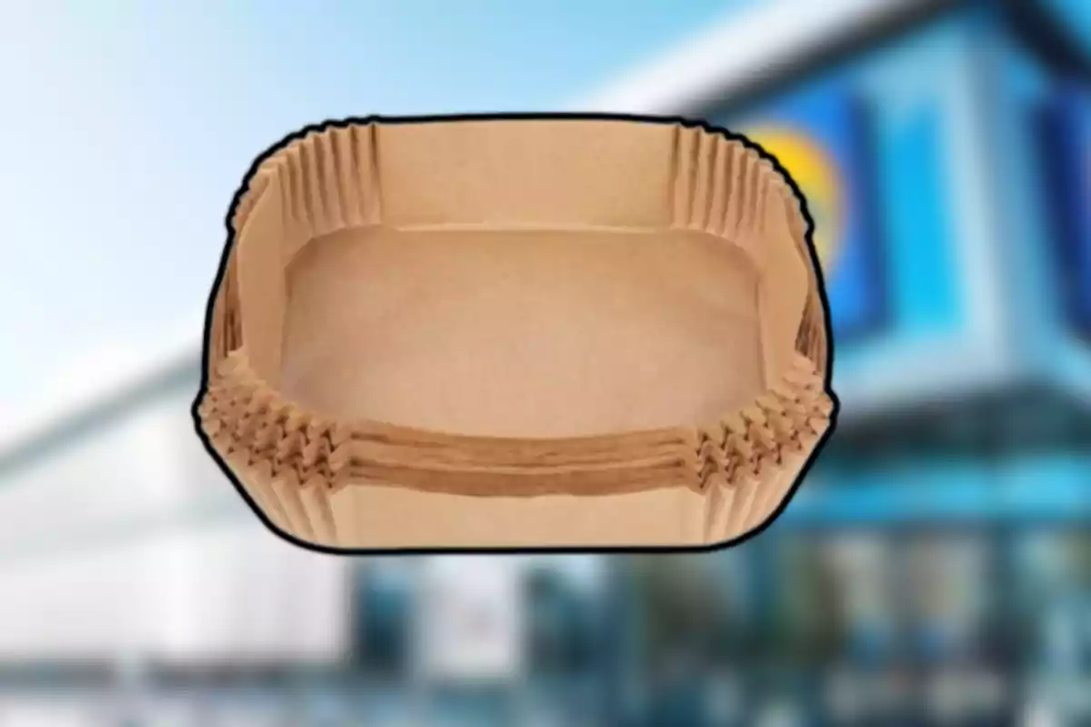 Bandejas de papel kraft apiladas con fondo de edificio desenfocado Bandejas de papel kraft apiladas con fondo de edificio desenfocado