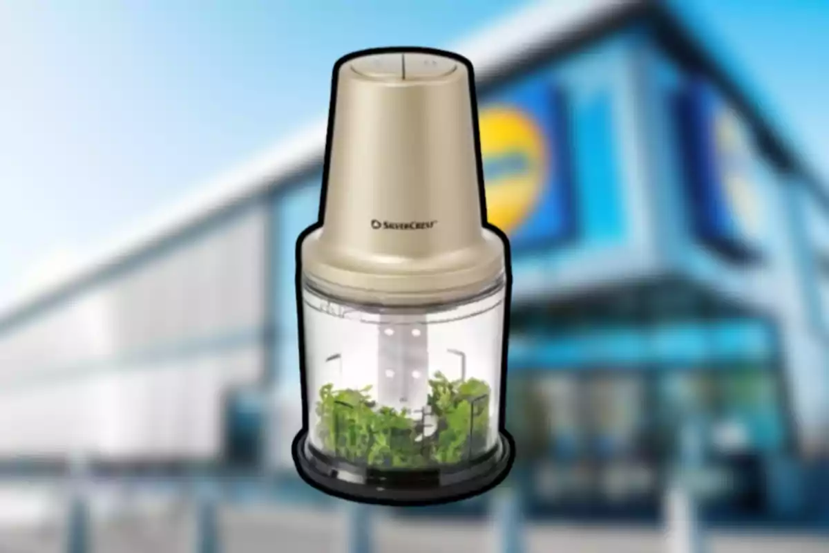 Procesador de alimentos SilverCrest con fondo de supermercado desenfocado