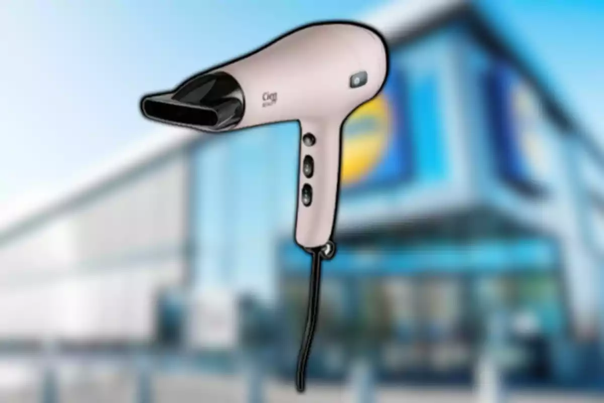 Secador de pelo color claro con fondo de edificio desenfocado