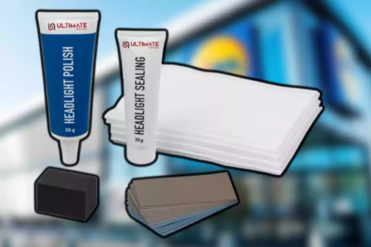 Kit para restaurar faros que incluye dos tubos de productos, varias hojas de papel, una esponja y lijas, con un fondo desenfocado de una tienda. Kit para restaurar faros que incluye dos tubos de productos, varias hojas de papel, una esponja y lijas, con un fondo desenfocado de una tienda.