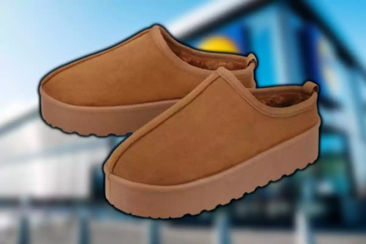 Zapatillas tipo pantufla color marrón con suela gruesa sobre un fondo desenfocado de una tienda