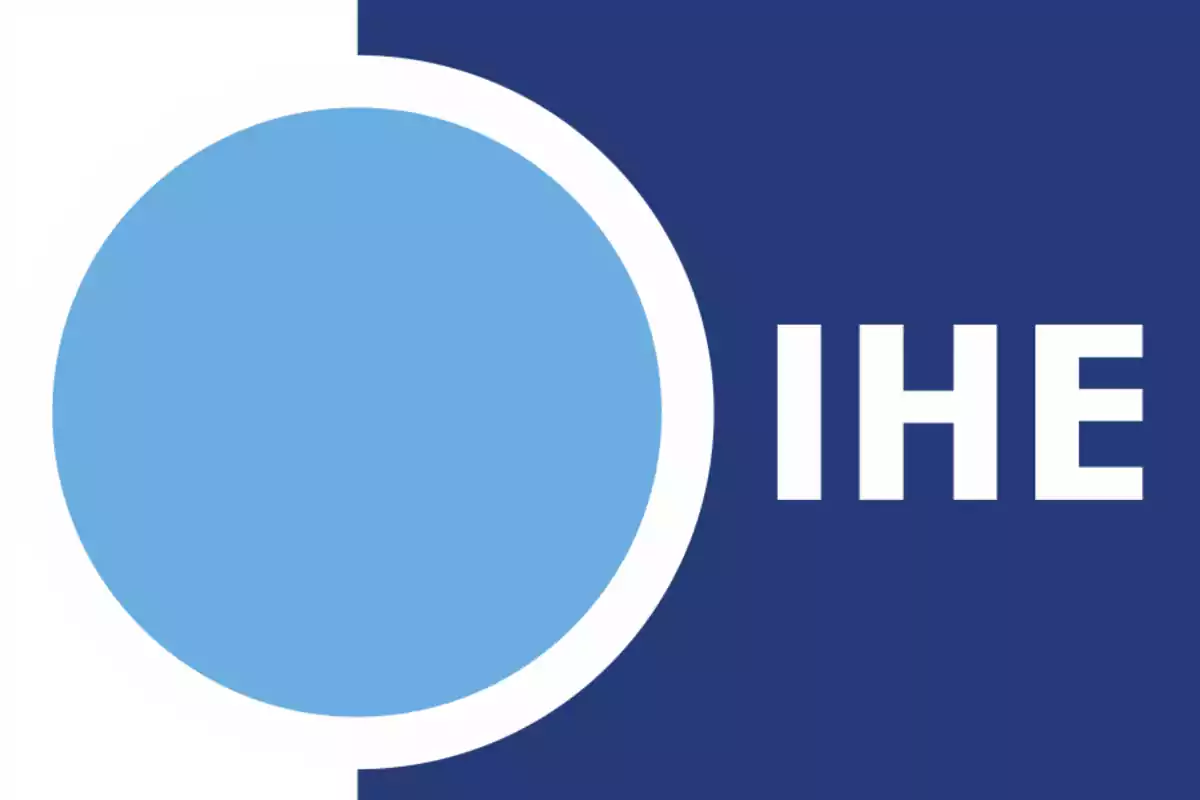 Logo con un círculo azul claro a la izquierda y las letras IHE en blanco sobre un fondo azul oscuro a la derecha