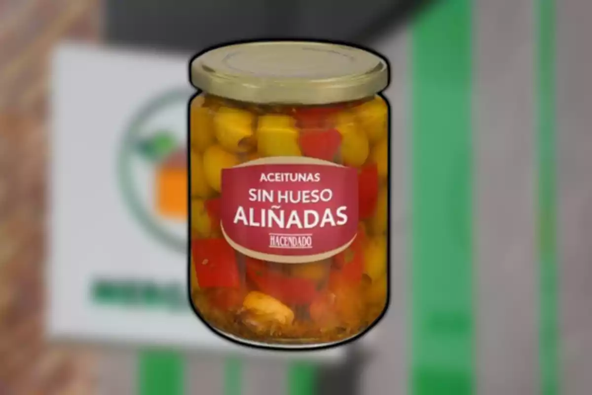 Frasco de aceitunas sin hueso aliñadas de la marca Hacendado sobre un fondo desenfocado Frasco de aceitunas sin hueso aliñadas de la marca Hacendado sobre un fondo desenfocado