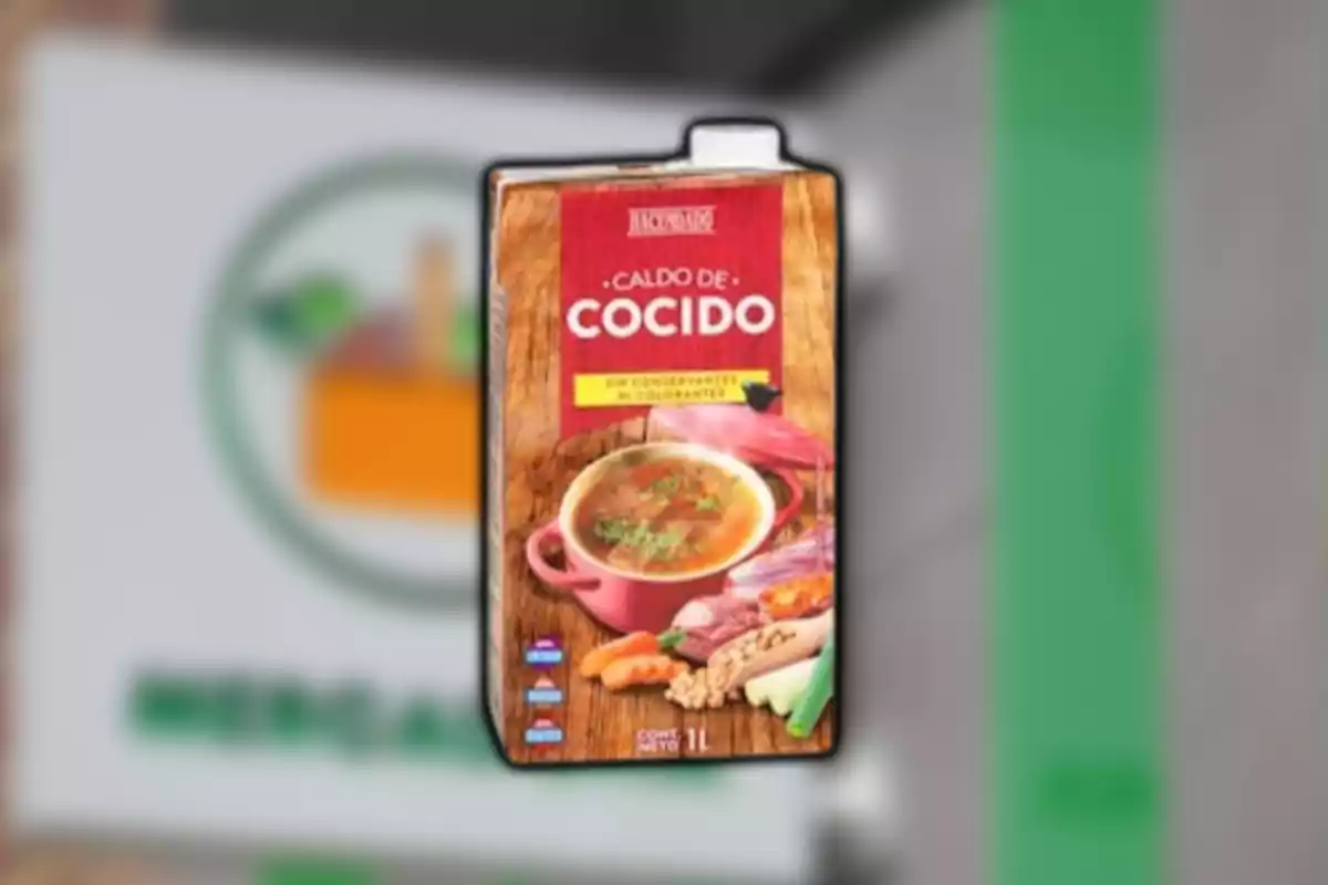 Envase de caldo de cocido de la marca Hacendado con fondo desenfocado Envase de caldo de cocido de la marca Hacendado con fondo desenfocado