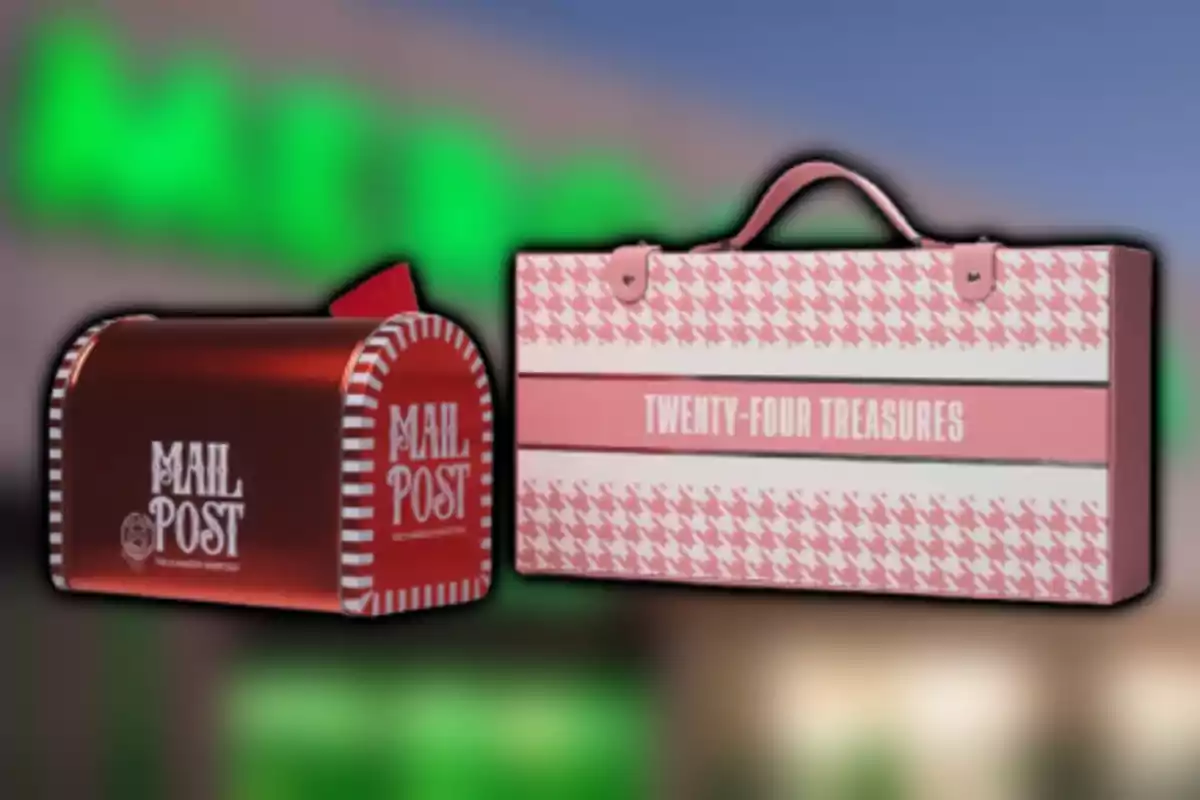 Dos cajas decorativas, una en forma de buzón rojo con la frase Mail Post y otra rectangular rosa con blanco que dice Twenty-Four Treasures, ambas sobre un fondo desenfocado.