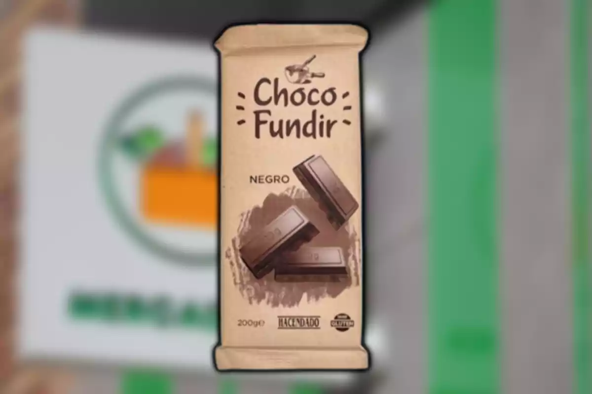 Tableta de chocolate negro para fundir de la marca Hacendado con envase marrón y trozos de chocolate en la parte frontal