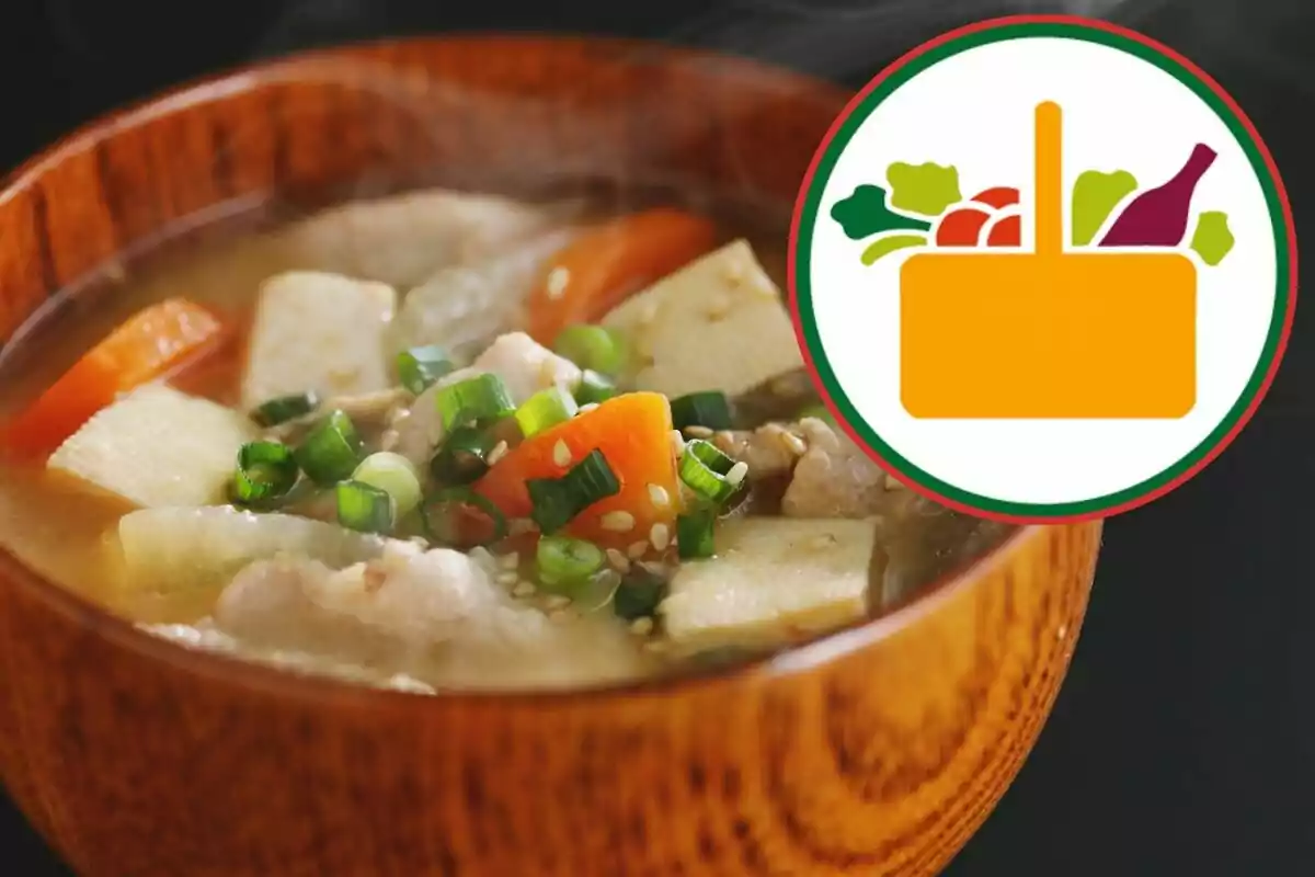 Sopa caliente con verduras y carne servida en un tazón de madera junto a un icono de canasta de alimentos