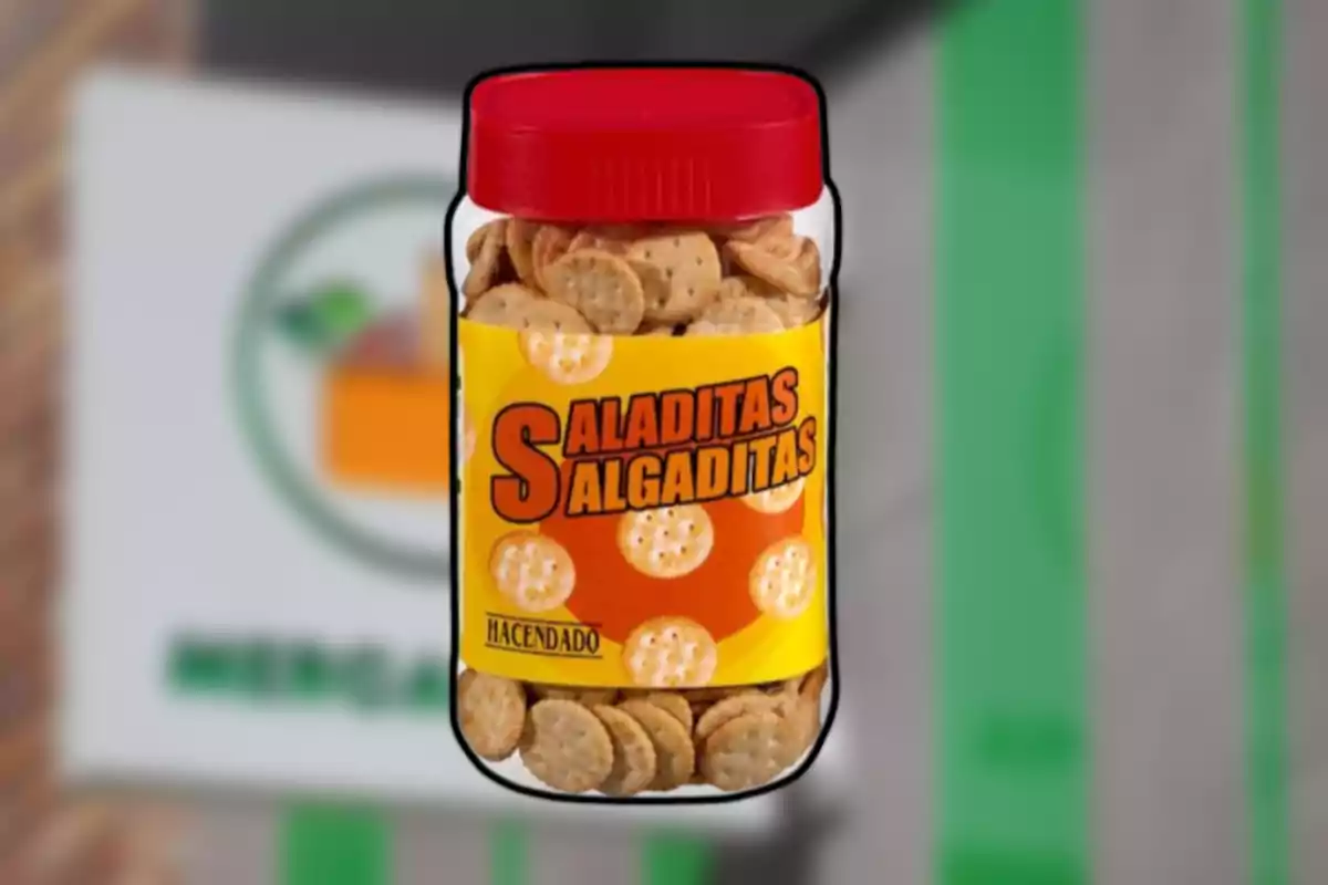 Envase de plástico con tapa roja que contiene galletas saladas redondas de la marca Hacendado