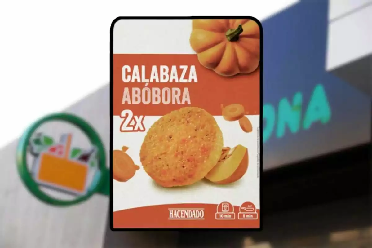 Caja de hamburguesas de calabaza Hacendado con ilustraciones de calabaza y rodajas del producto sobre un fondo naranja y blanco