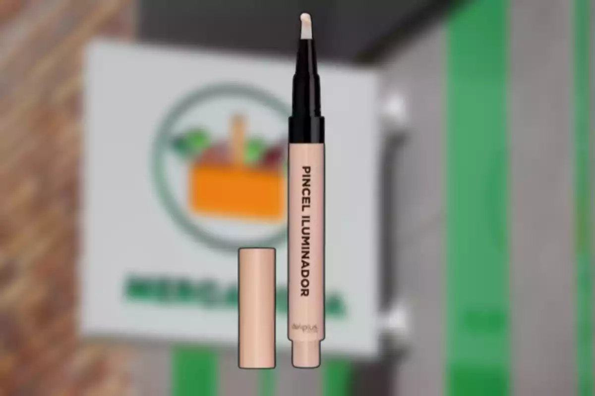 Pincel iluminador de maquillaje con tapa al lado sobre un fondo borroso de una tienda