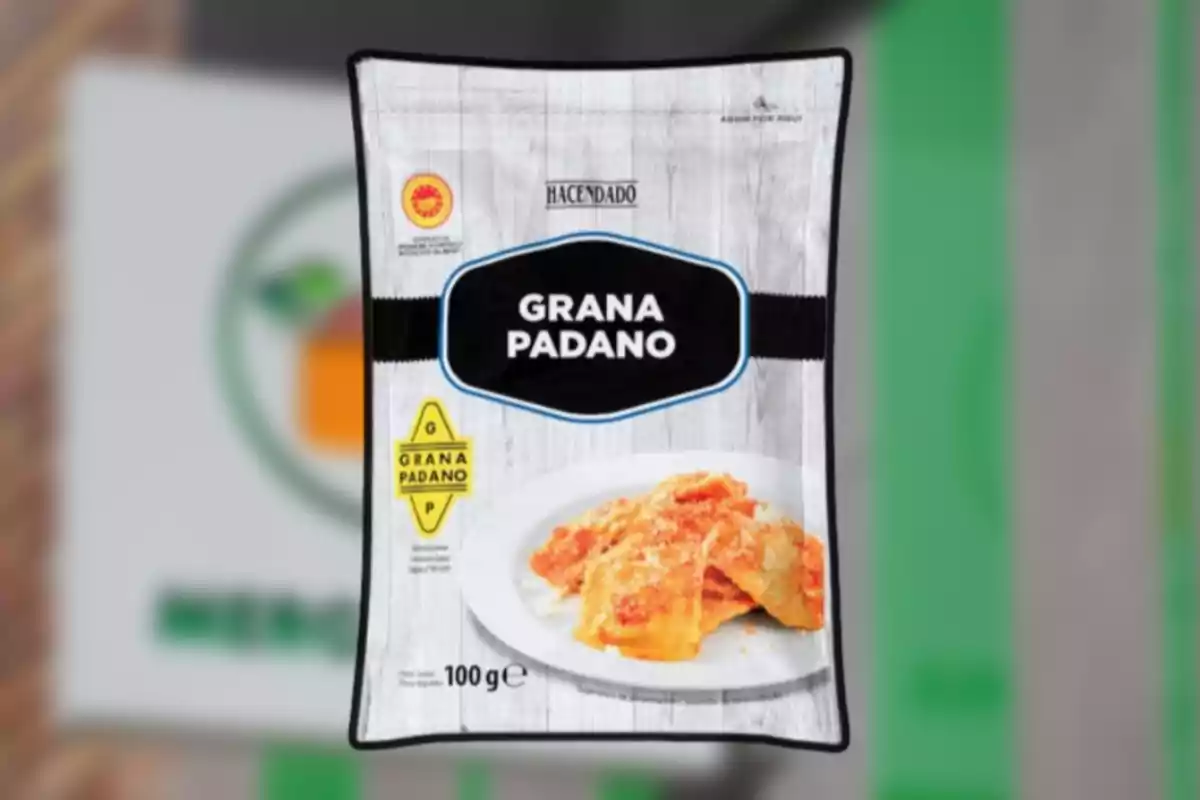 Bolsa de queso rallado Grana Padano de la marca Hacendado con una imagen de pasta en un plato en la parte frontal del envase Bolsa de queso rallado Grana Padano de la marca Hacendado con una imagen de pasta en un plato en la parte frontal del envase