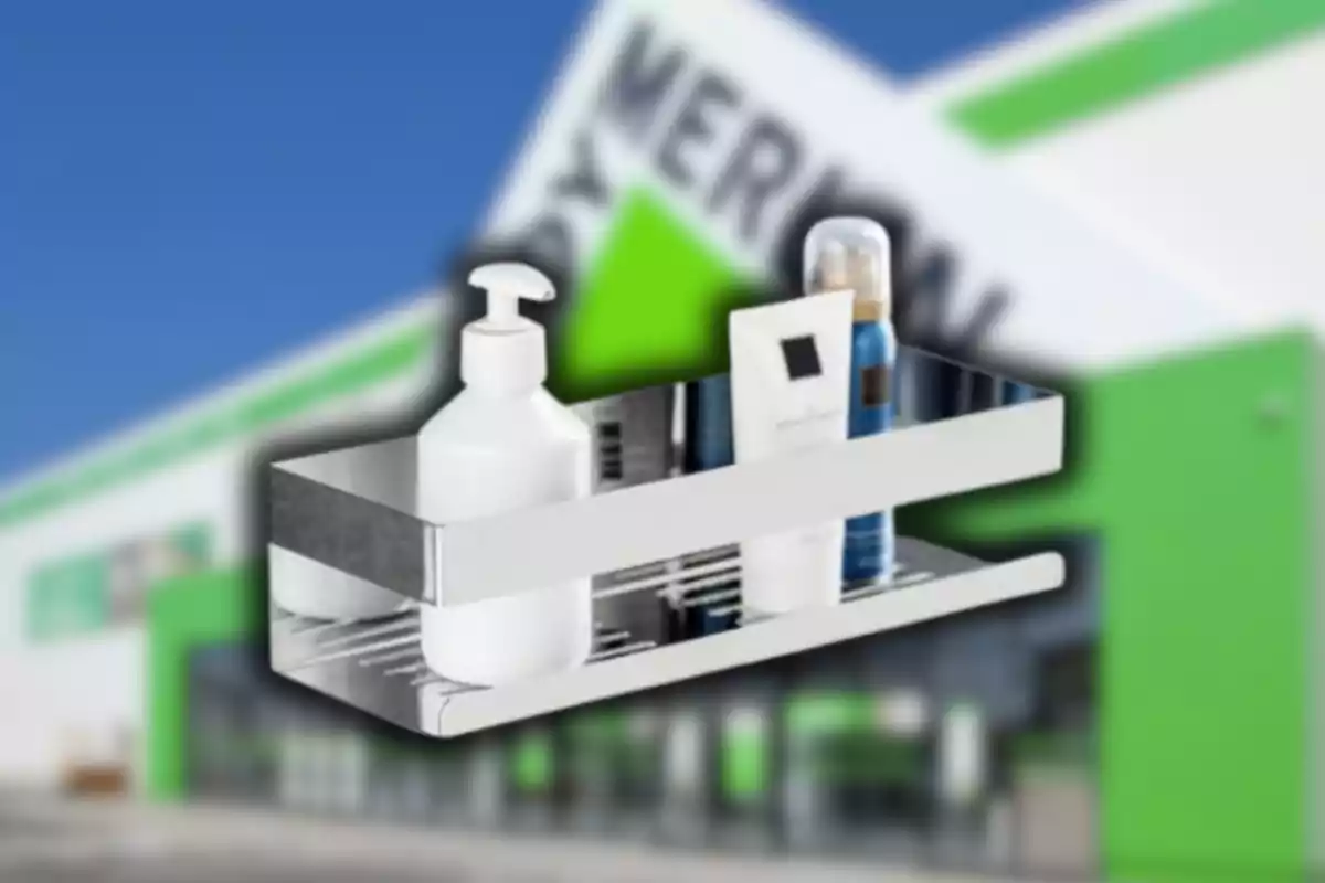 Estante metálico con productos de baño frente a un edificio con detalles en verde y azul desenfocados.