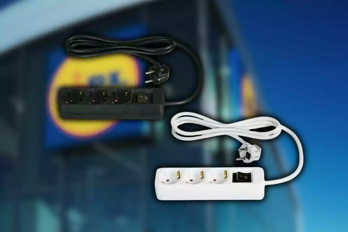 Dos regletas eléctricas, una negra y una blanca, con fondo desenfocado de una tienda de Lidl.