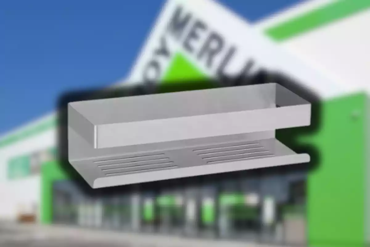 Estante metálico flotante con fondo de tienda desenfocada