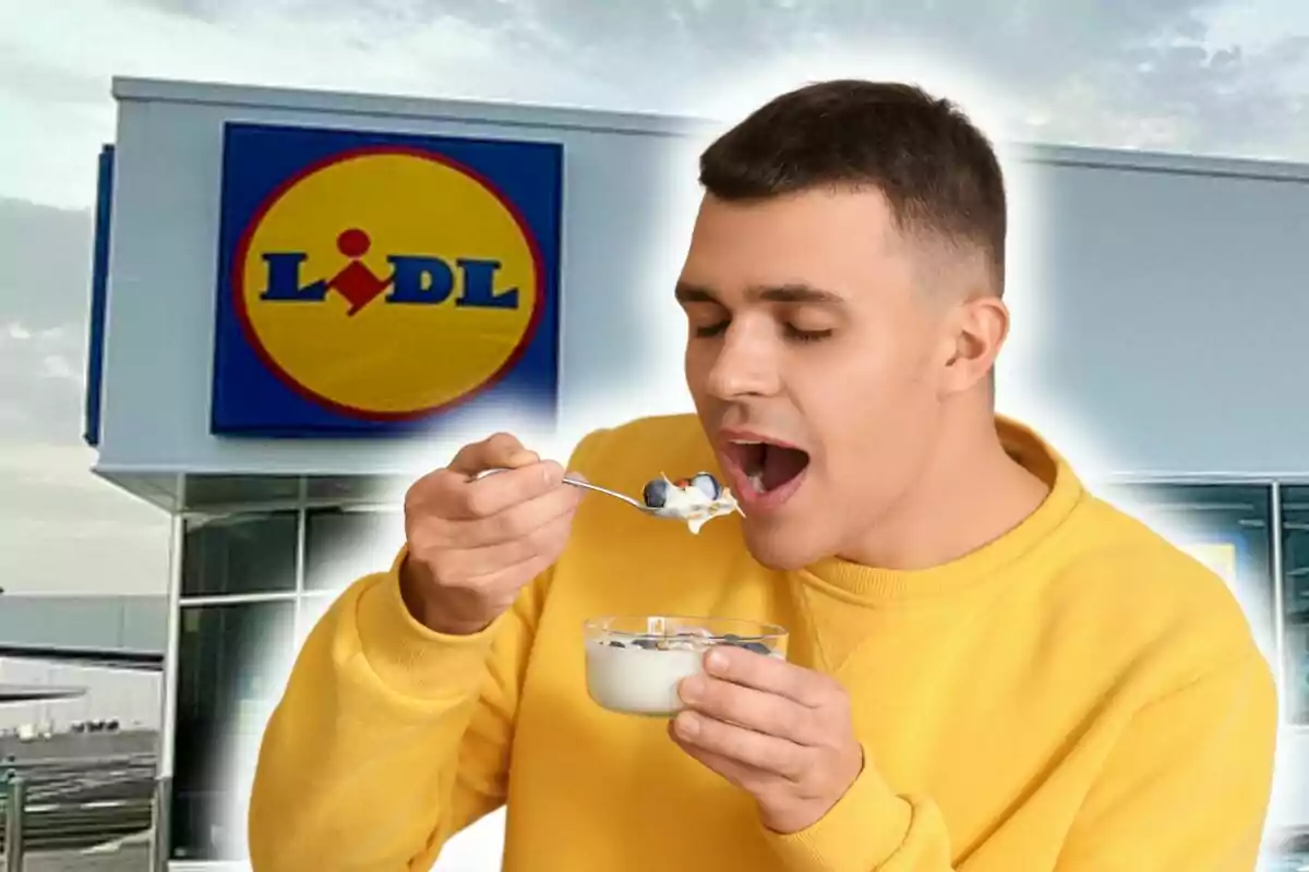 Hombre con suéter amarillo comiendo yogur con arándanos y cereales frente a una tienda Lidl.