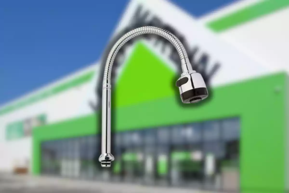 Adaptador flexible para grifo de cocina sobre fondo de tienda de mejoras para el hogar desenfocada