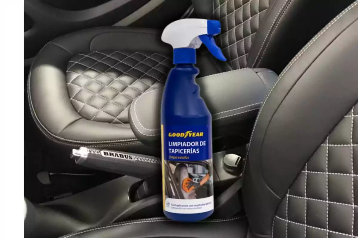 Botella de limpiador de tapicerías Goodyear sobre los asientos de un auto con costuras en patrón de rombos