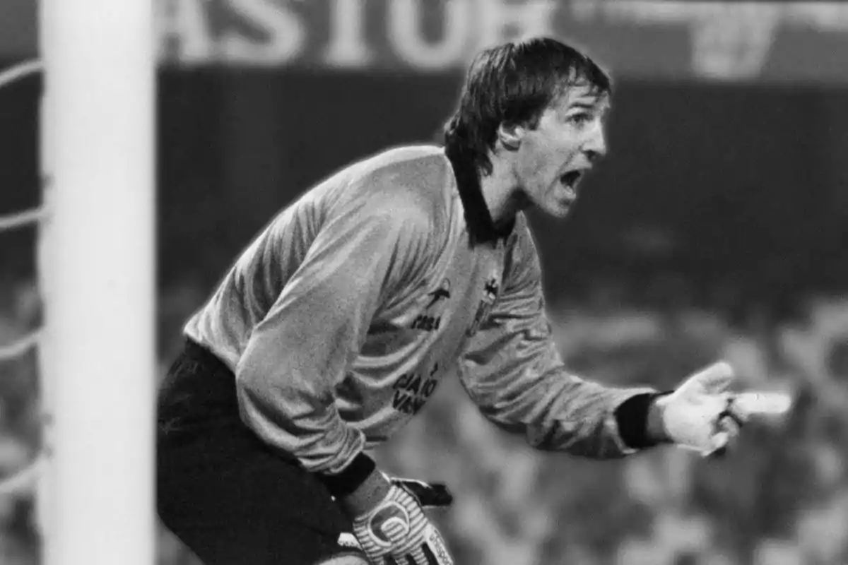 Portero de fútbol en blanco y negro dando indicaciones durante un partido