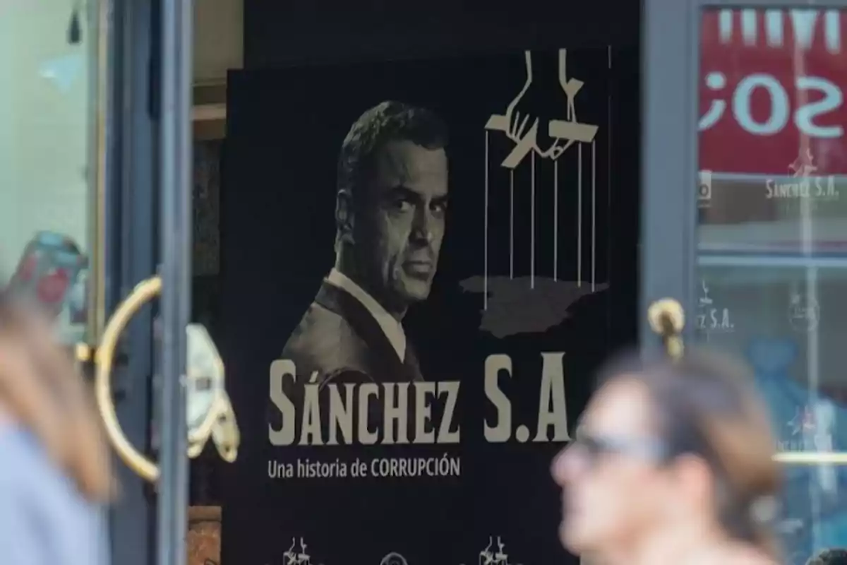 Cartel en blanco y negro con la imagen de un hombre de traje y la frase Sánchez S.A. Una historia de corrupción junto a una mano que manipula hilos como de marioneta