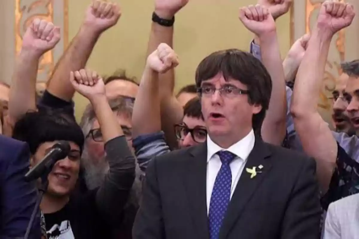 le prófugo de la justicia Carles Puigdemont rodeado de sus separatistas