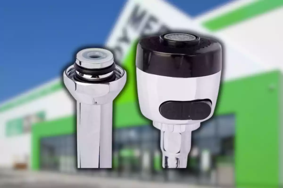 Dos adaptadores metálicos para grifo sobre un fondo de edificio con detalles en verde y blanco.