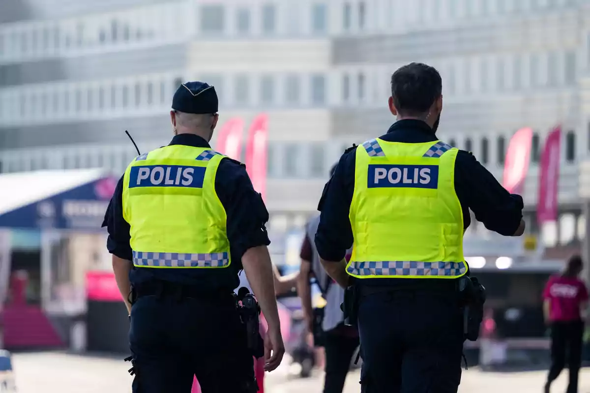 Dos policías con chalecos amarillos que dicen Dos policías con chalecos amarillos que dicen