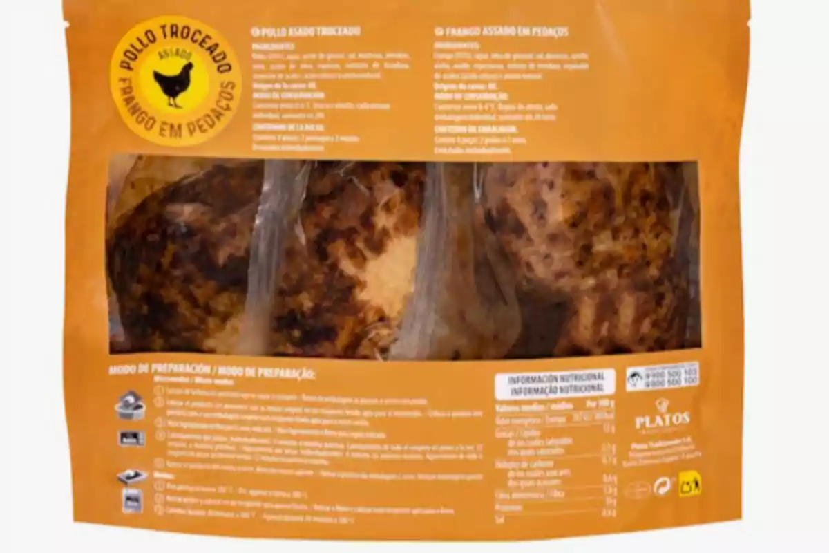 Bolsa de pollo asado troceado envasado al vacío con información nutricional y modo de preparación en español y portugués sobre fondo naranja