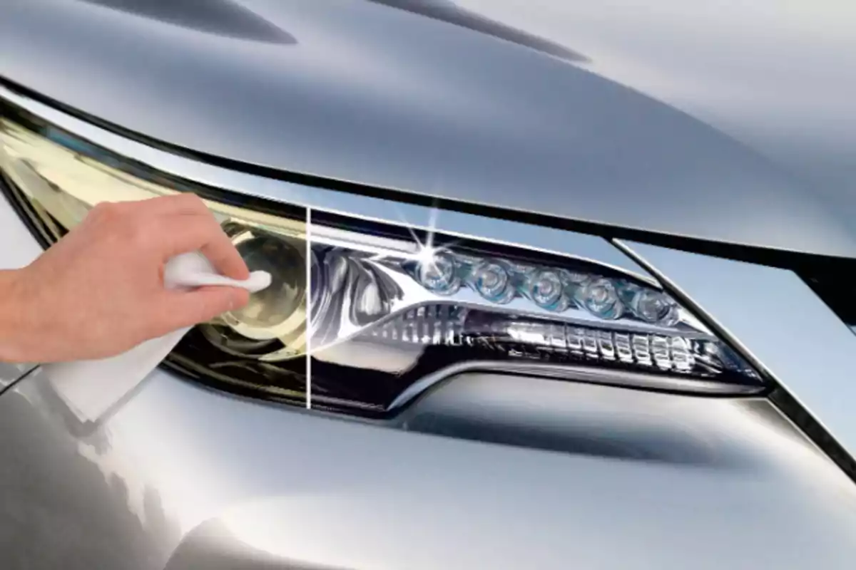 Una mano limpiando el faro de un auto mostrando la diferencia entre un lado opaco y otro lado restaurado y brillante Una mano limpiando el faro de un auto mostrando la diferencia entre un lado opaco y otro lado restaurado y brillante
