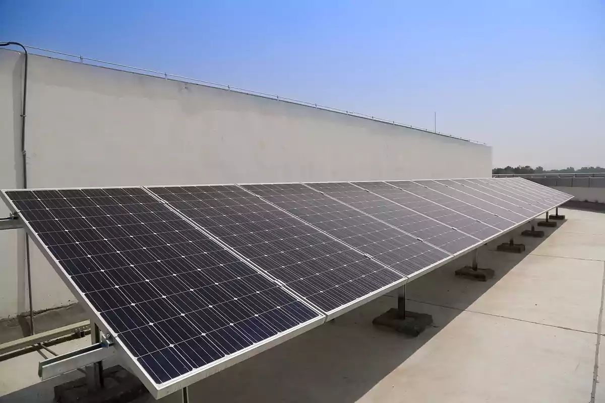 Paneles solares instalados en el techo de un edificio bajo un cielo despejado