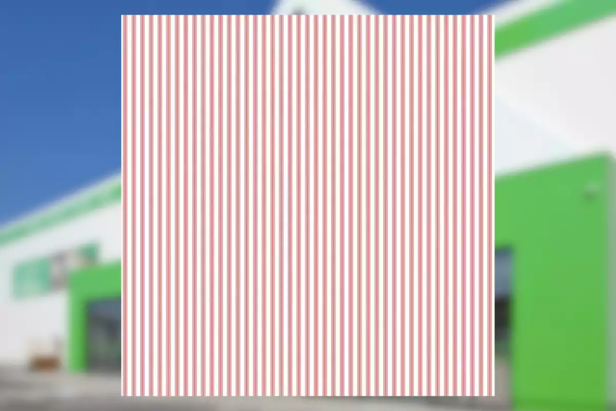 Fondo de edificio borroso con un rectángulo central de líneas verticales rojas y blancas