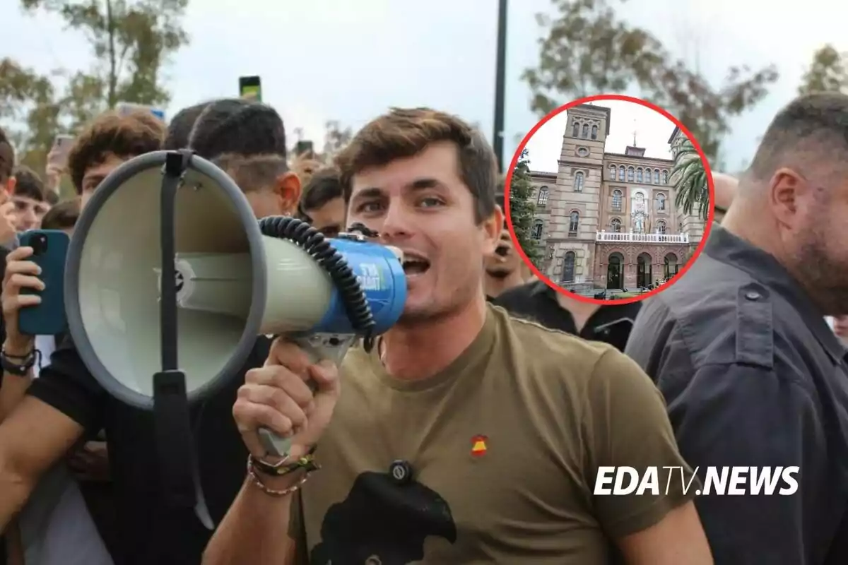 Joven con camiseta marrón usando un megáfono en una manifestación rodeado de otras personas con un recuadro que muestra la fachada de un edificio antiguo