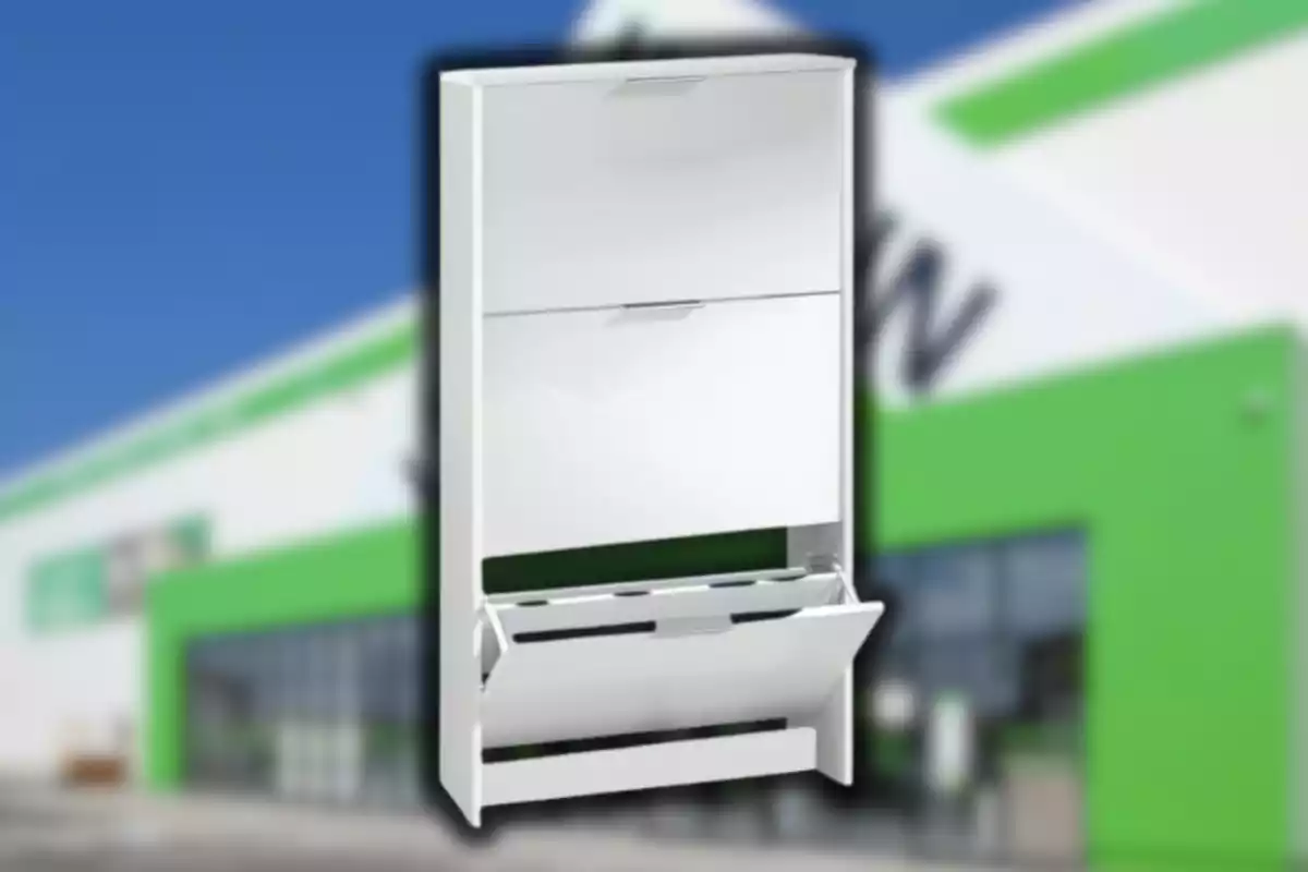 Mueble zapatero blanco de tres compartimentos con fondo de una tienda desenfocada