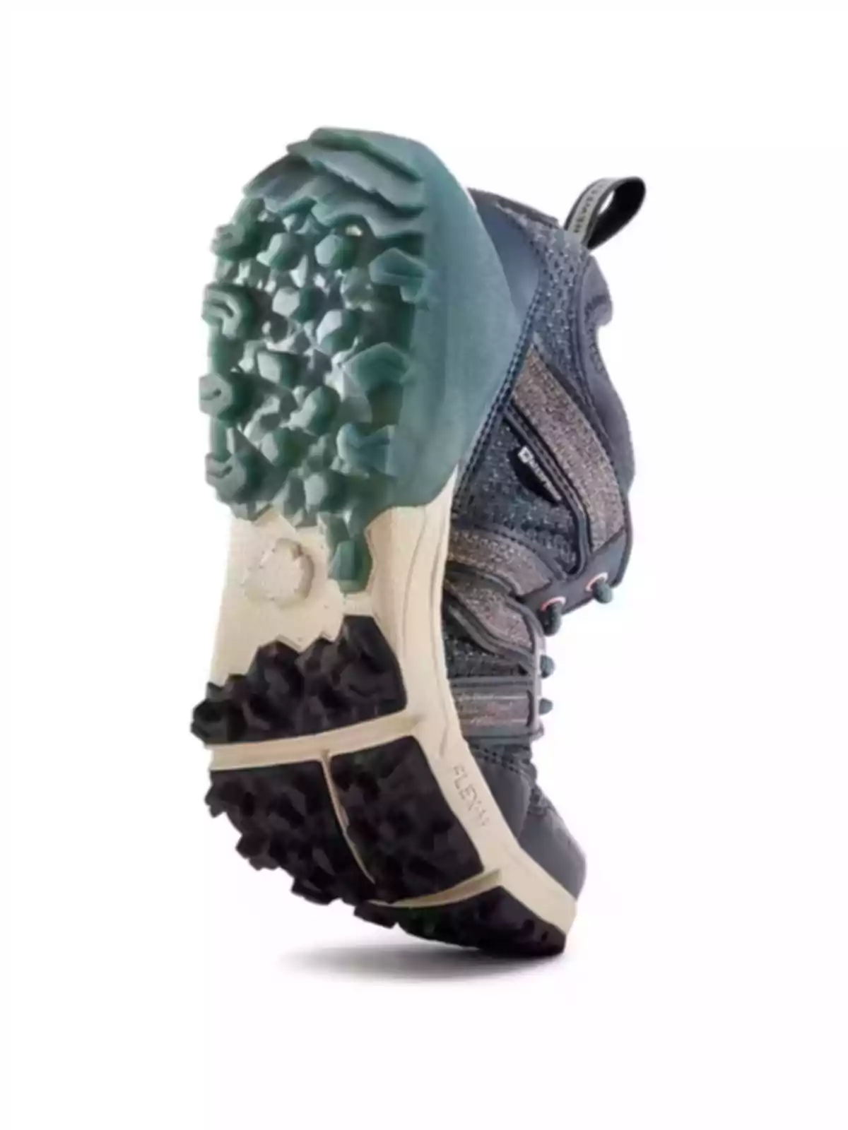 Zapatilla deportiva vista desde abajo mostrando la suela con tacos gruesos y diseño robusto para mayor tracción Zapatilla deportiva vista desde abajo mostrando la suela con tacos gruesos y diseño robusto para mayor tracción