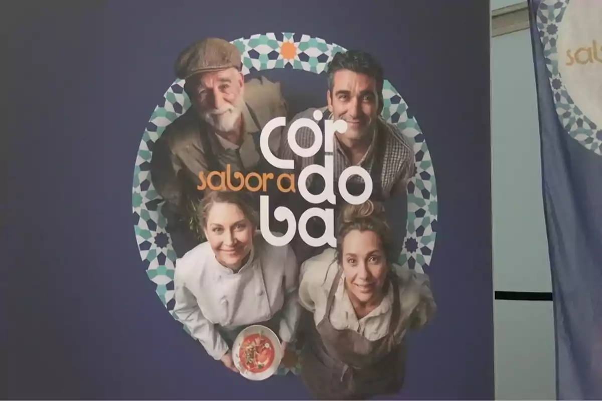 Cartel promocional con cuatro personas sonrientes y la frase sabor a Córdoba sobre un fondo azul con un diseño geométrico.