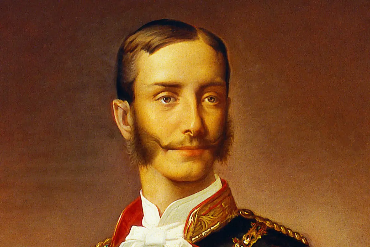 Retrato de un hombre joven con patillas y bigote, vestido con uniforme militar decorado y fondo marrón