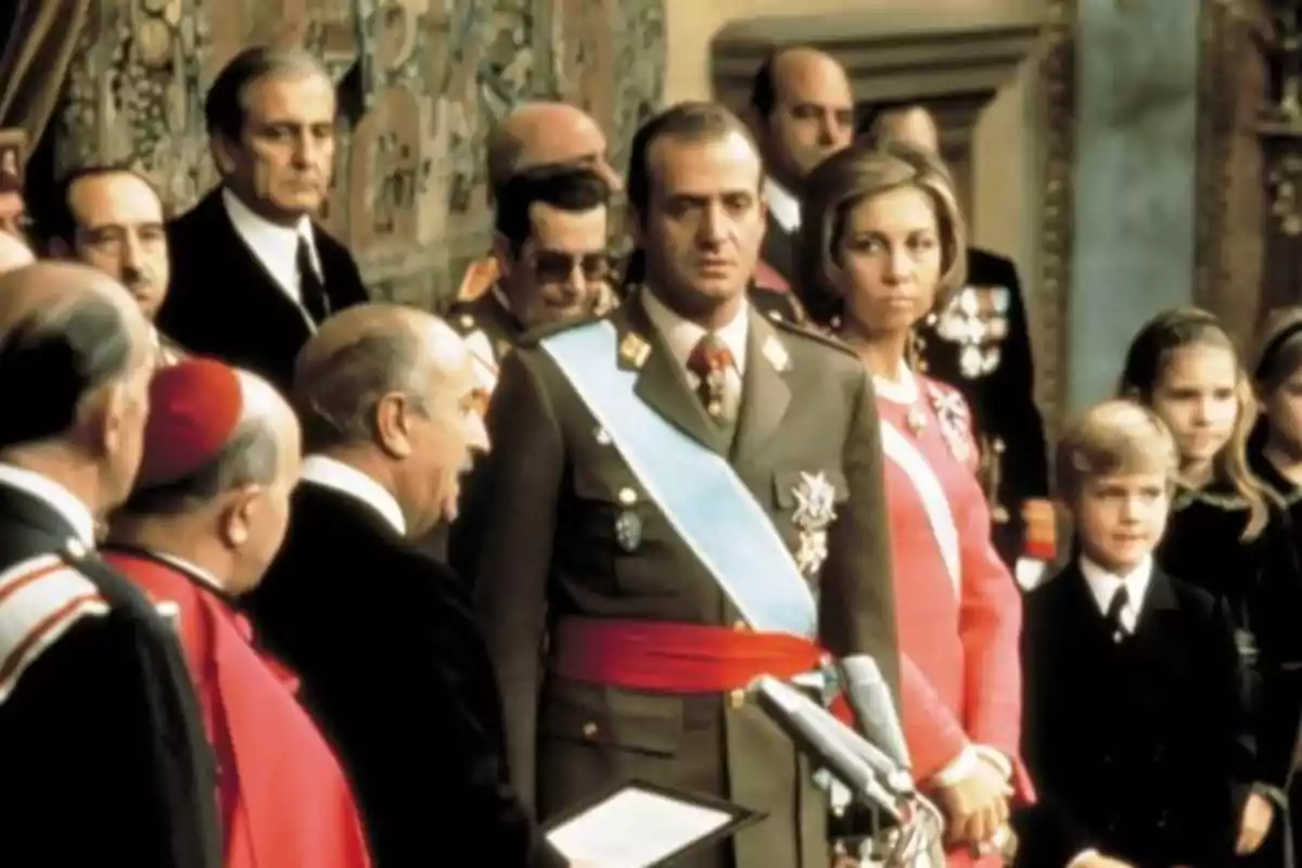 Ceremonia oficial con varias personas vestidas de gala y uniforme militar en un ambiente solemne