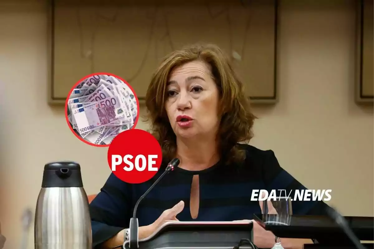 Mujer hablando en una conferencia con un micrófono frente a ella, un termo de acero inoxidable a un lado y un gráfico superpuesto con billetes de 500 euros y el logo del PSOE