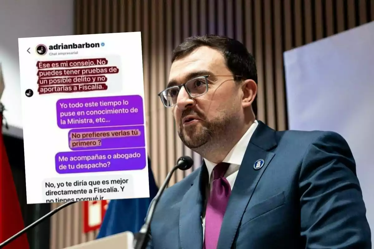 Un hombre con gafas y barba, vestido con traje azul y corbata morada, habla frente a un micrófono mientras sostiene una imagen ampliada de una conversación de mensajes en la que se discuten temas legales.