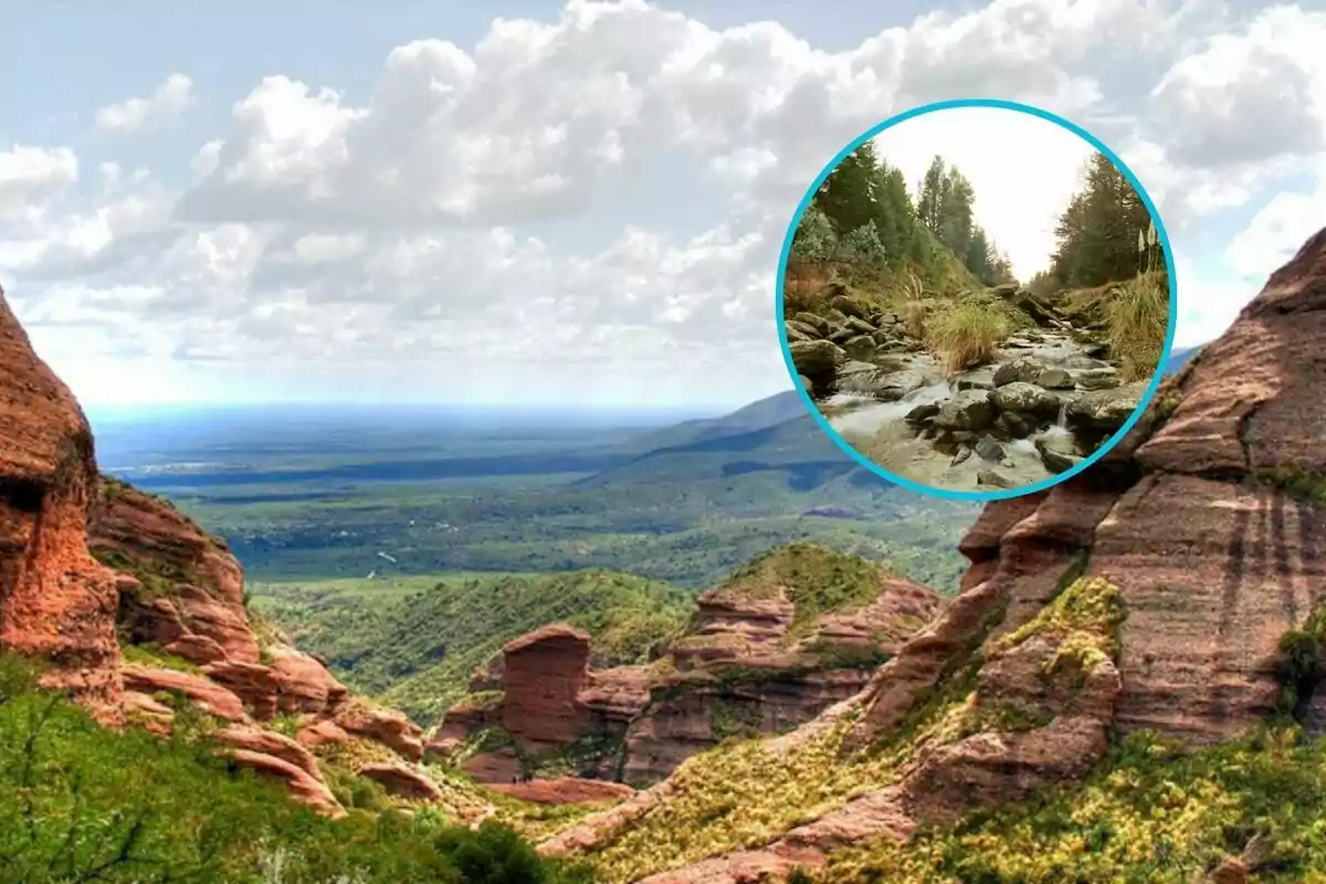 Vista panorámica de montañas rojizas con vegetación y un círculo que muestra un arroyo rodeado de árboles y rocas